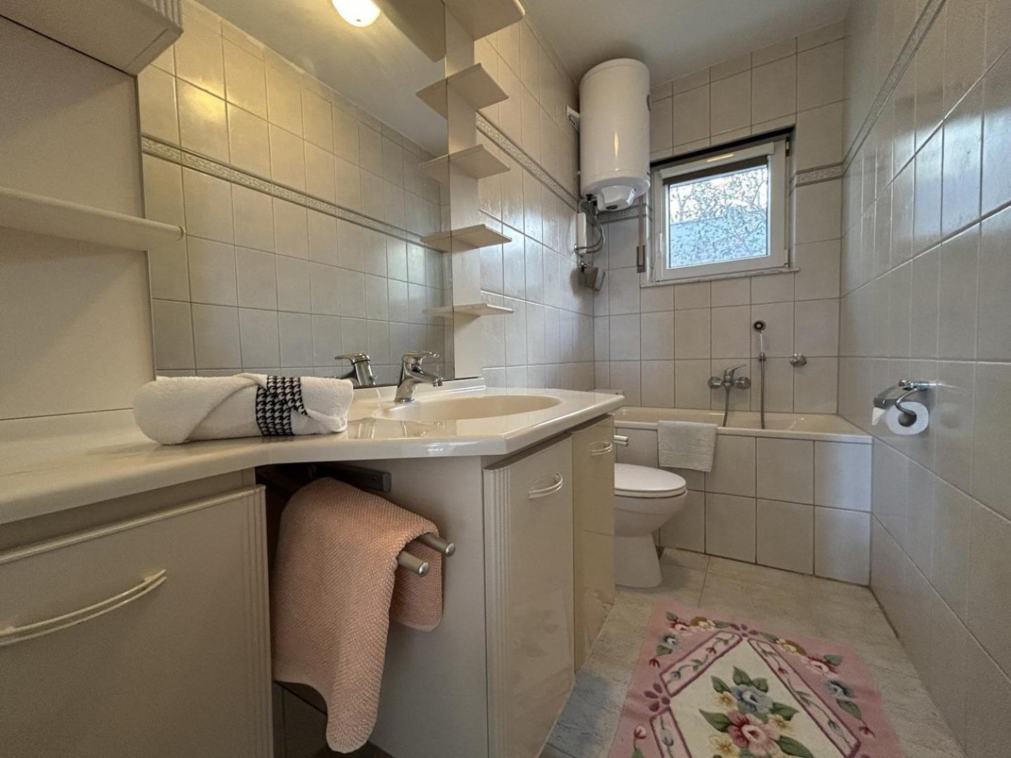 Azure Apartments By The Sea Near City 오미스 외부 사진